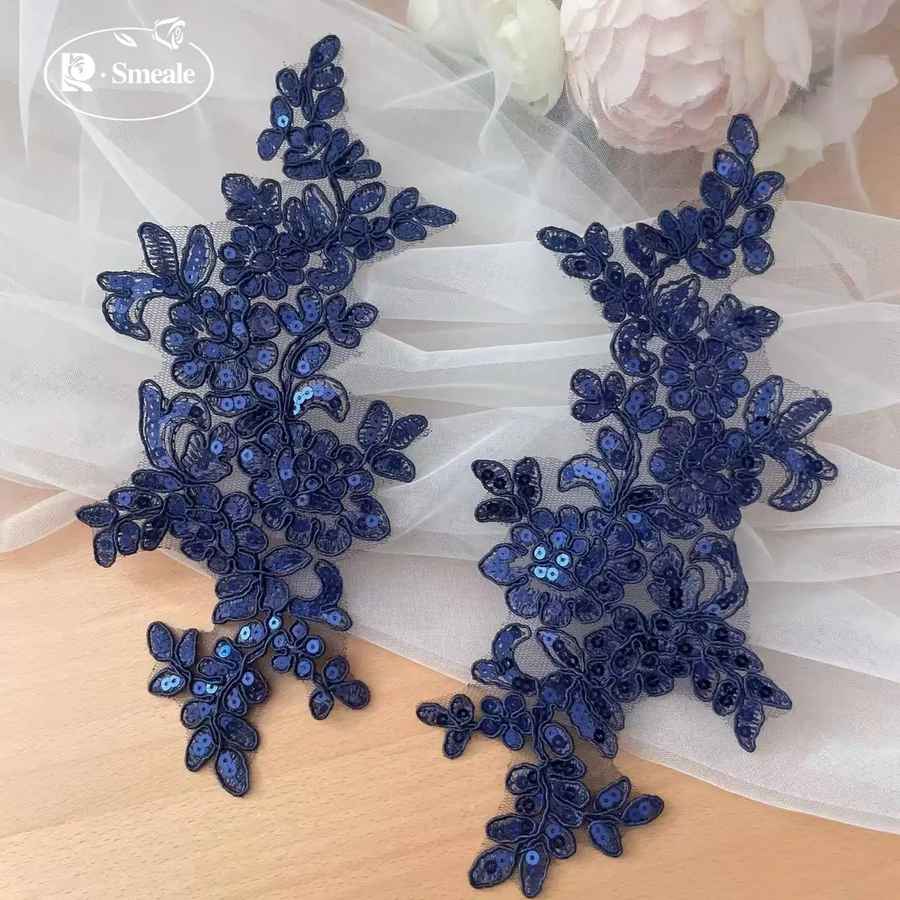 20 Stück und 10 Stück. Spitzenborte mit glänzenden Pailletten und verspiegelten Blumen. Hochzeitskleid, Hochzeitsschuhe, Kopfschmuck, DIY-Nähzubehör. – Detail 8