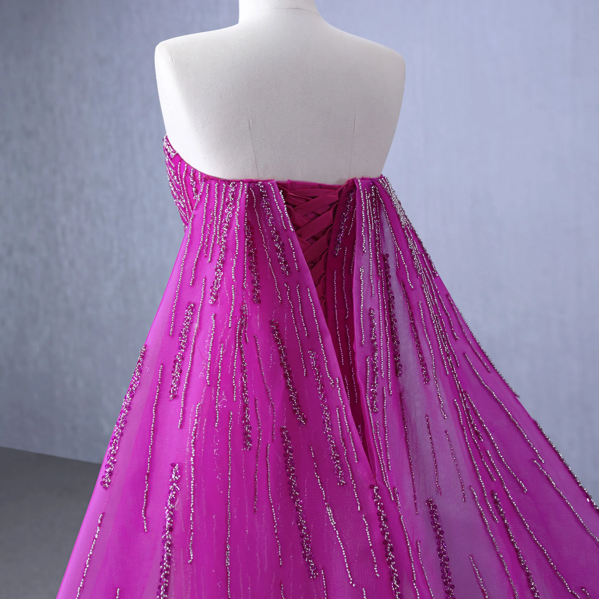 Suknia wieczorowa Rosymae, ekskluzywna, fuksjowa, zdobiona koralikami, bez ramiączek, o kroju trąbki, z peleryną na plecach, z trenem typu court, idealna na formalne okazje.