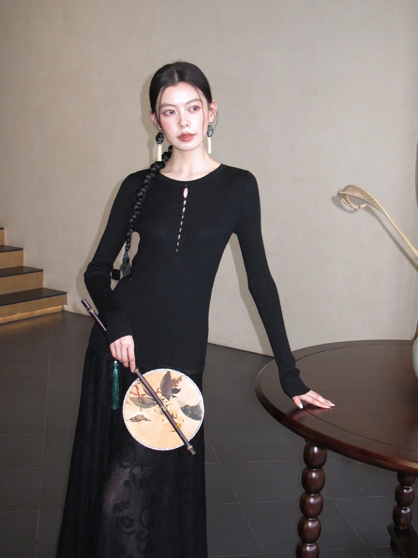 

Женская трикотажная базовая рубашка Yamakawa с мягким эластичным трикотажем, вырезами и пуговицами, приталенная, с длинным рукавом, круглым вырезом, средней длины, однотонная.