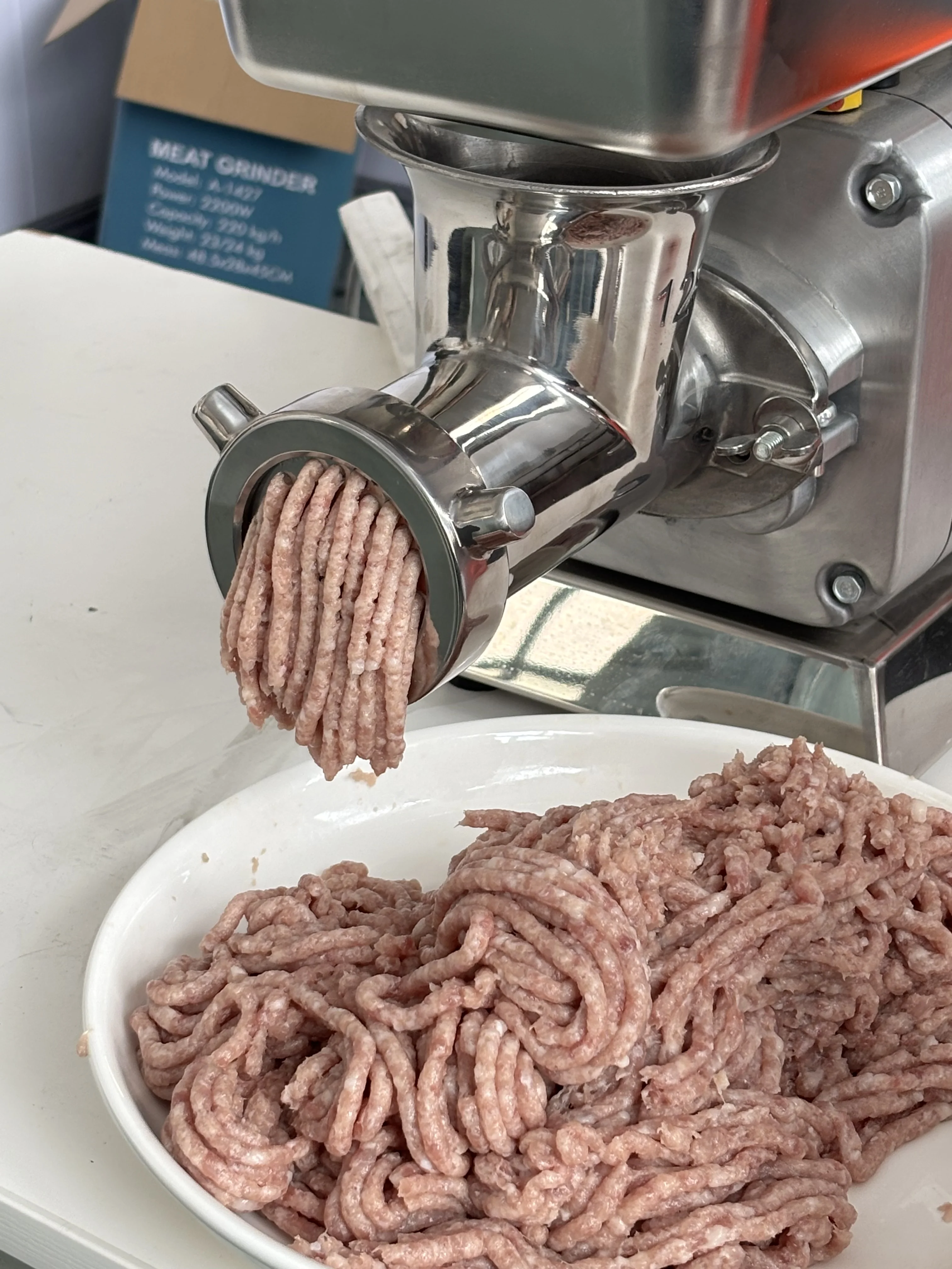 Profesjonalna maszynka do mielenia mięsa 1.5HP 220V do wołowiny, wieprzowiny, kurczaka, miękkich kości, elektryczna 220V RY-22S Farm Industries