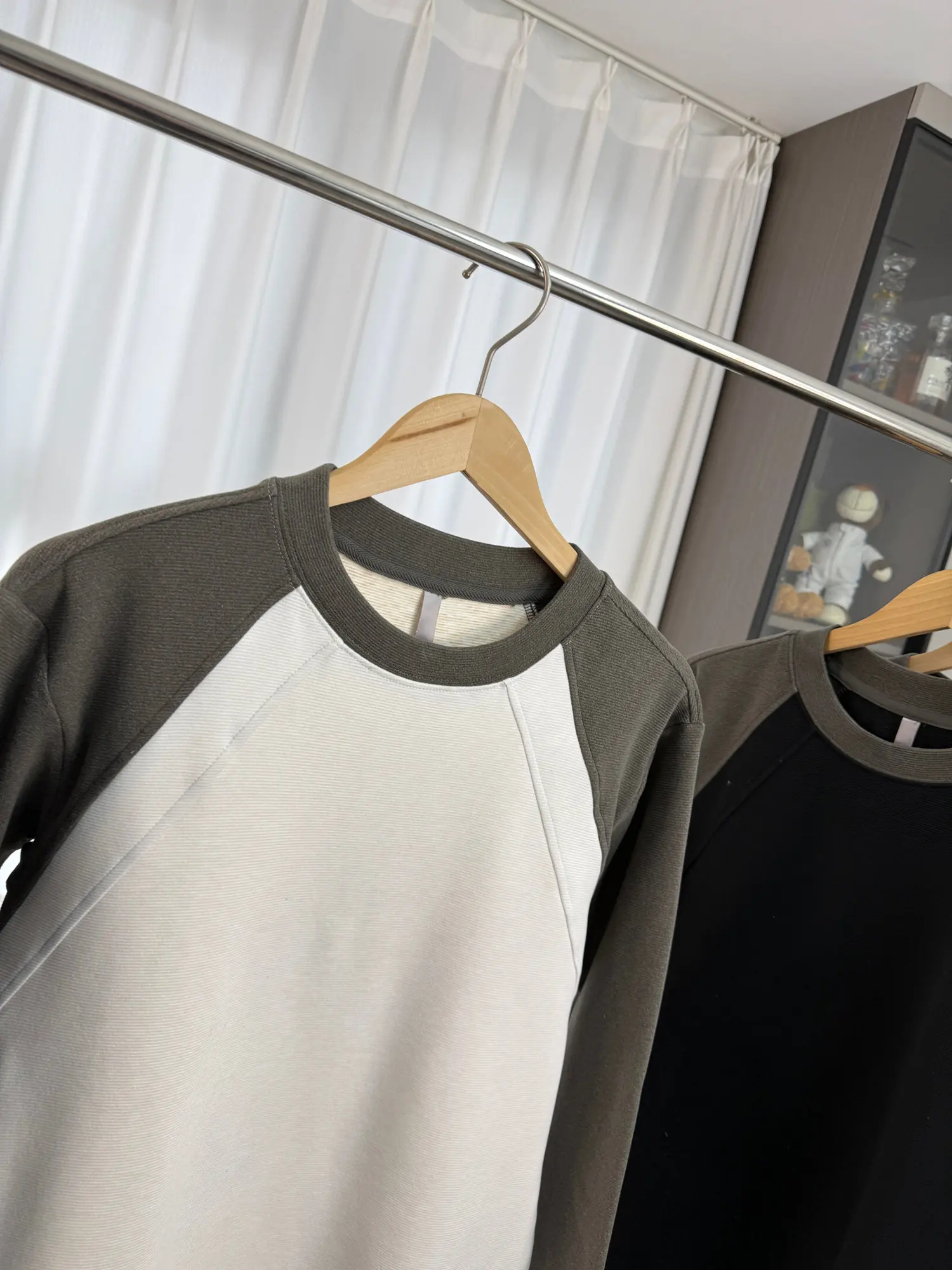 Herren Langarm-Rundhals-Sweatshirt mit Farbblock-Design und Blumenmuster, Einfache Basis-Schicht für Herbst und Winter von Minglei Card