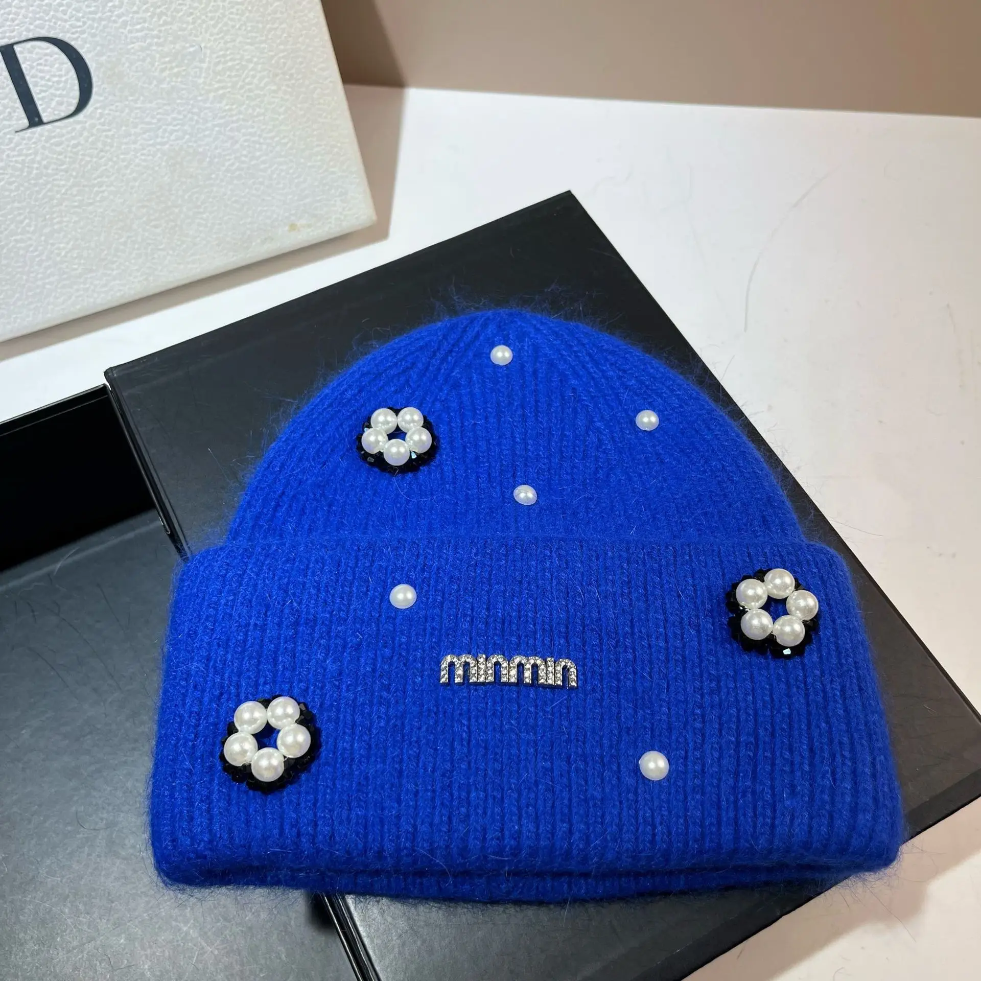 2026 جديد دقيقة نسخة الصناعة الثقيلة اللؤلؤ زهرة الصوف قبعة المرأة الشتاء الشمال الدافئة أرنب الشعر مزدوجة أضعاف حافة قبعات منسوجة