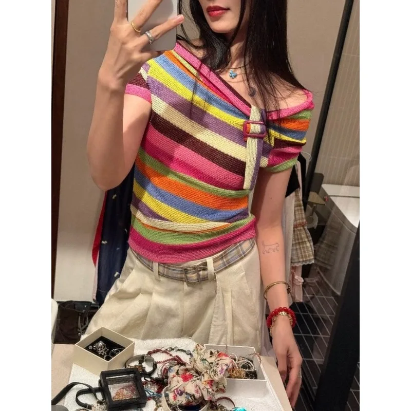 เสื้อยืดแขนสั้นเปิดไหล่สไตล์วินเทจ Y2K สำหรับผู้หญิง ดีไซน์เข็มขัดสีสันสดใส ให้ความรู้สึกดีใจผ่อนคลาย