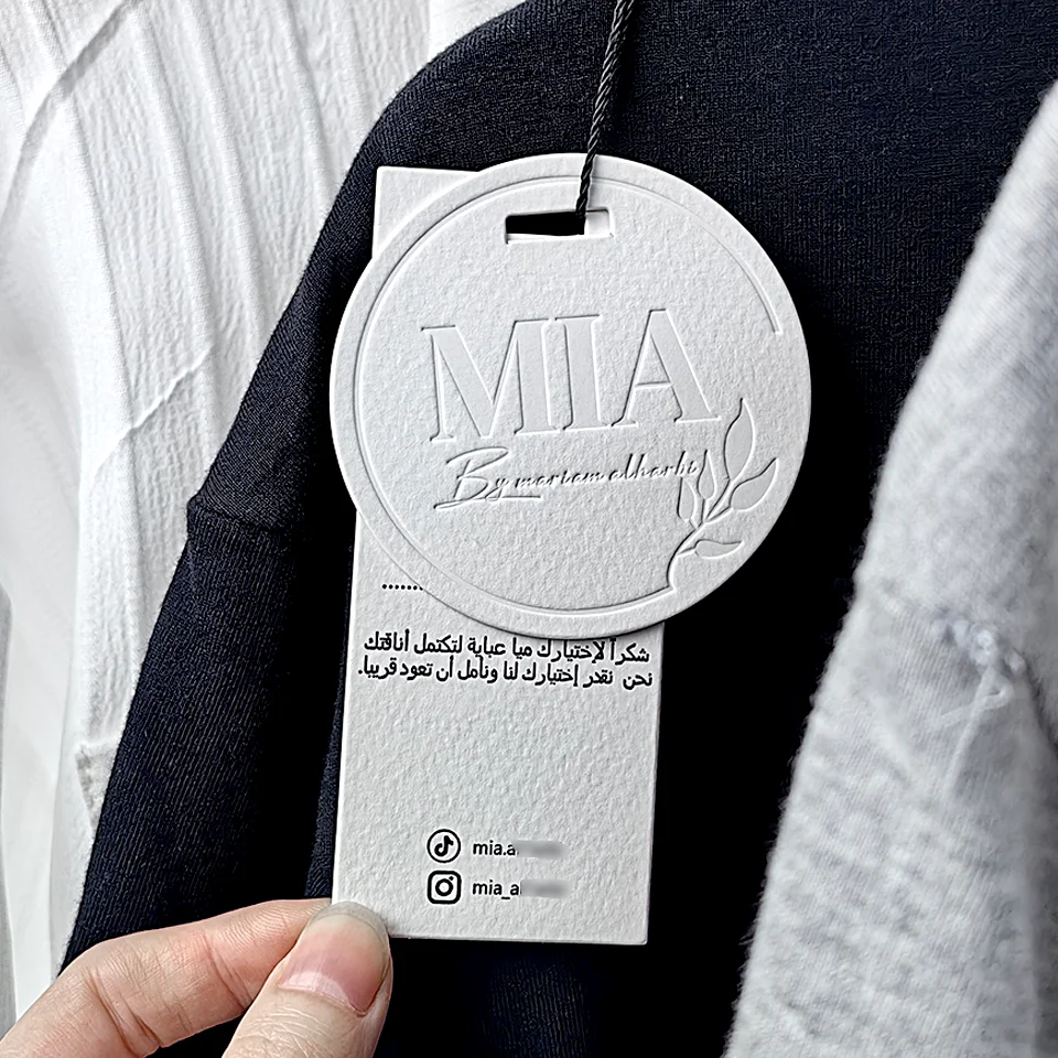 Niestandardowe wytłoczone LOGO biała kartka na ubrania z nadrukiem papier tagi Swing na metki ze sznurkiem