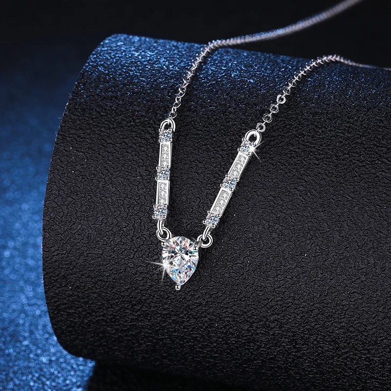 18K platinum diamond necklace simple D color moissanite 80 points drop-shaped plated PT950 platinum pendant clavicle chain