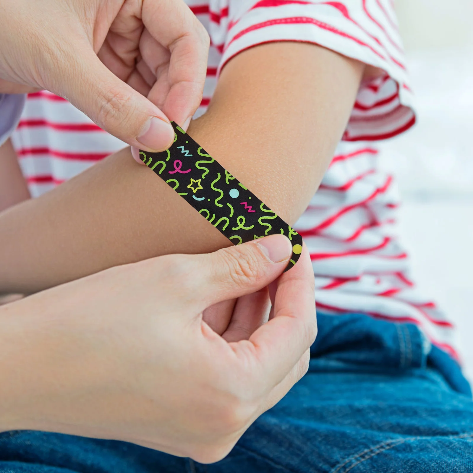 

100pcs Wound Patches Glow In Dark Small Adhesive Waterproof Breathable Portable Bandages For Finger Injuries Kids Adults Outdoor