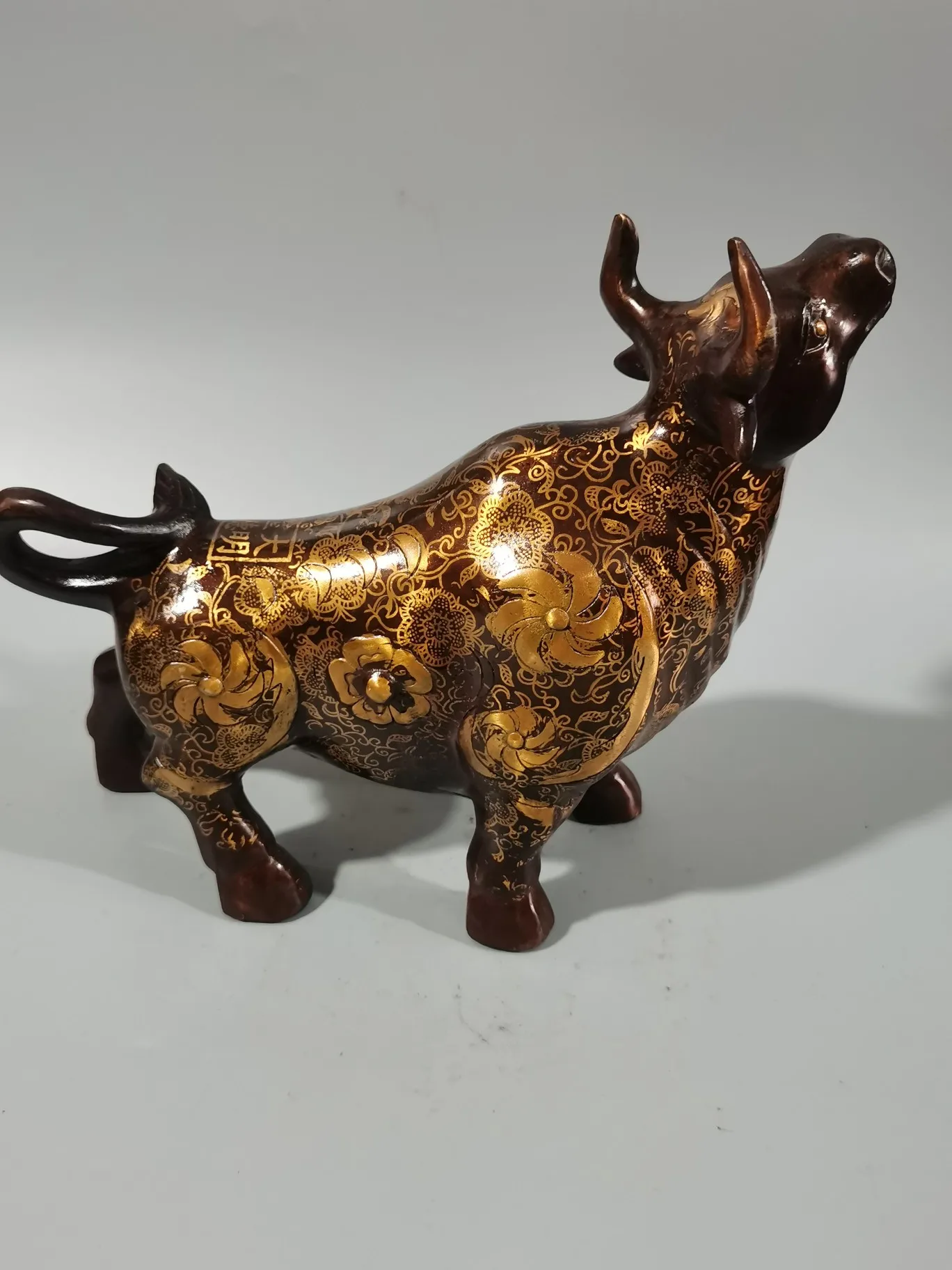 

Brass bullish gold applique cattle office fortune Feng Shui cattle household animal ornaments China
