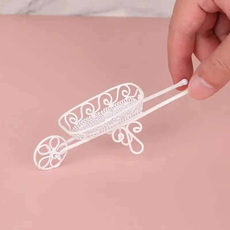 Encantador mini juguete de carrito de mano de hierro, decoraciones de escritorio Kawaii y regalo de herramientas de jardín para casa de muñecas, 1 Uds.