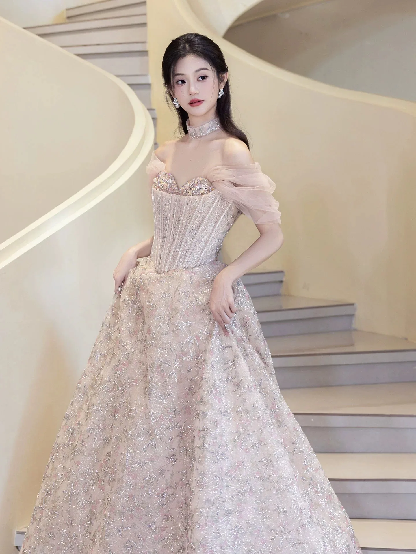 فستان سهرة لافتة للنظر ترتر لامع مزين بالزهور قبالة الكتف فساتين حفلات عالية الخصر