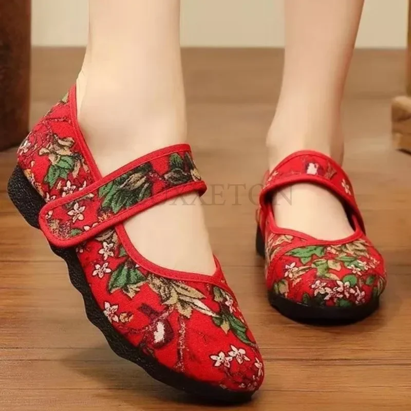 Flower Embroidered Women Shoes New Retro Embroidered Flat Bottom Comfortable Chinese Elements Casual Fabric Women Shoes