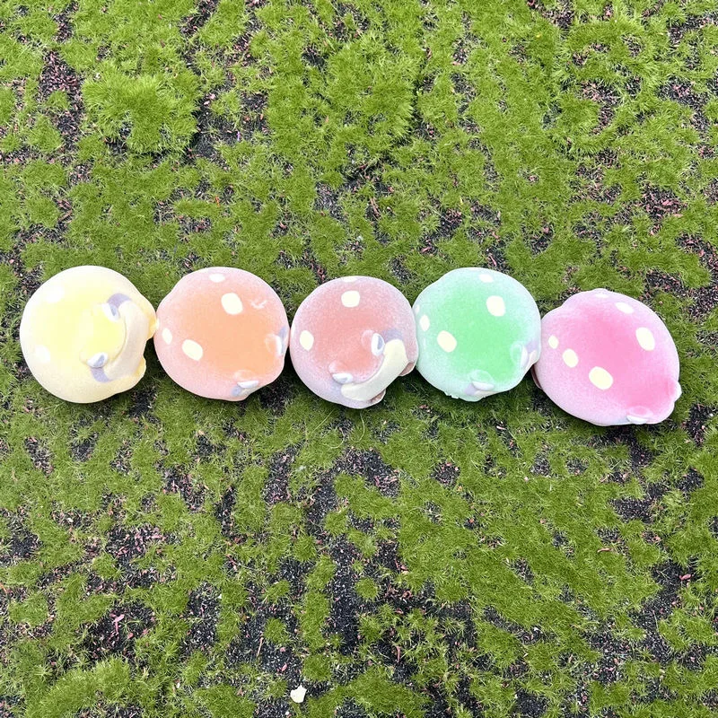 Floccaggio Rana Gashapon Capsule Giocattoli Mini Morbide Figurine Carine Bambole Kawaii Spremere Antistress Squish Regali di compleanno per bambini