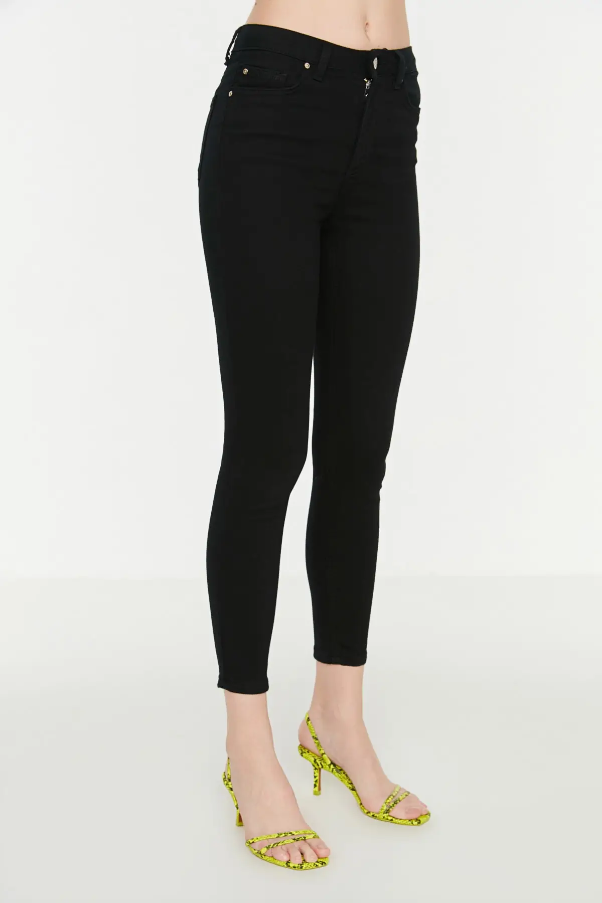 Frauen unverblasste schwarze Röhrenjeans mit hoher Taille