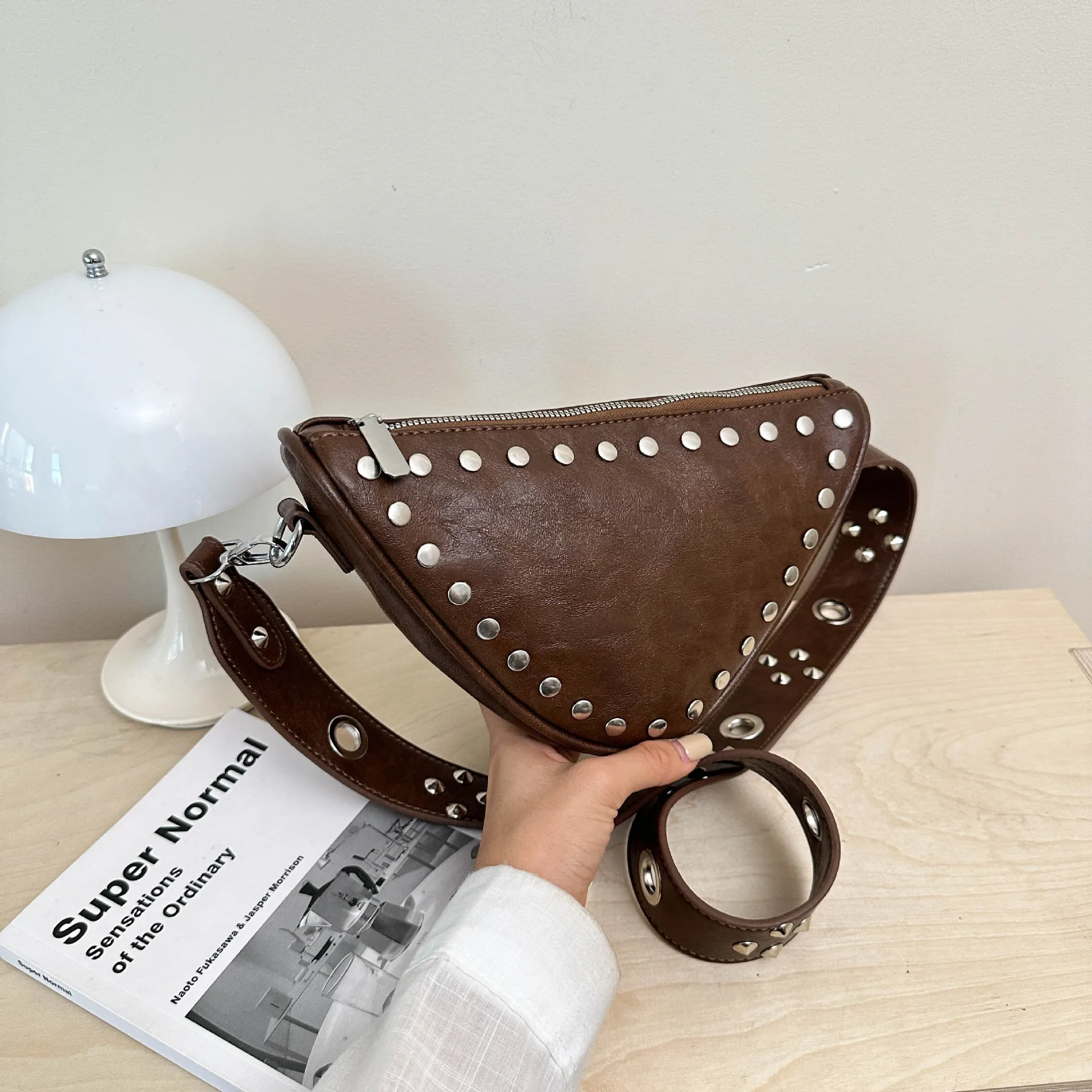 Vintage studs Triangle Shoulder Bag for Women PU Leather rivet Wide straps Female Crossbody Bag Personality design handbag bolsa