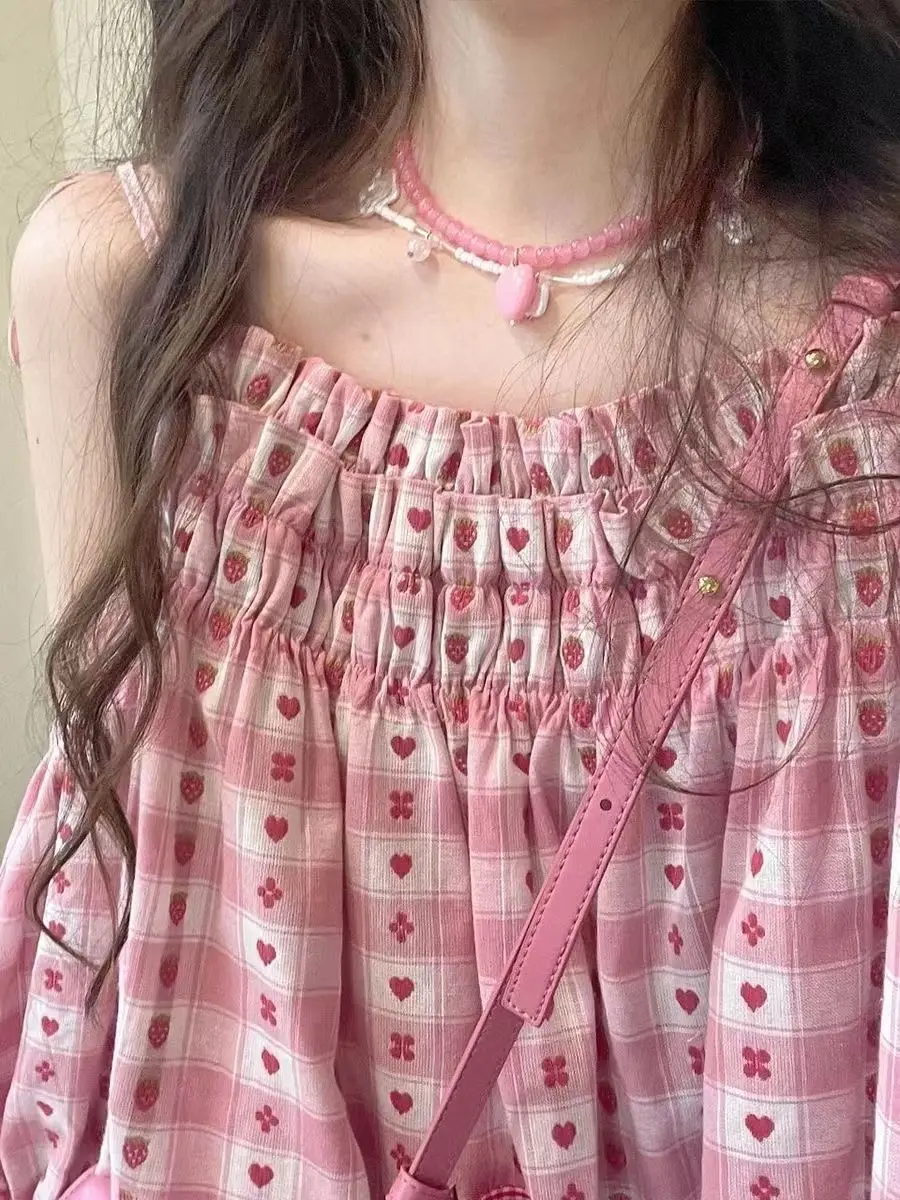 甘く若々しい森系ストラップオフショルダーチェック柄トップスは、2025年夏の女の子向けの新しいファッショナブルなストリートウェアです。