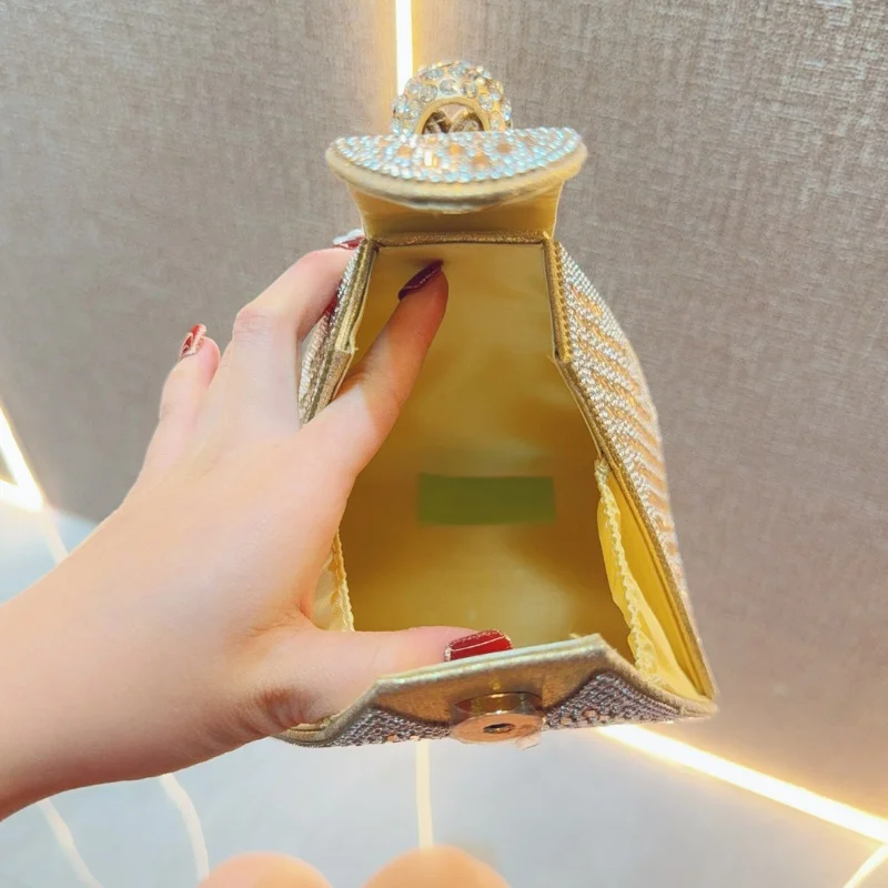 2025 bolsos de noche de lujo triangulares con diamantes brillantes con incrustaciones de diamantes de imitación bolso de mano elegante de alta calidad para fiesta de boda
