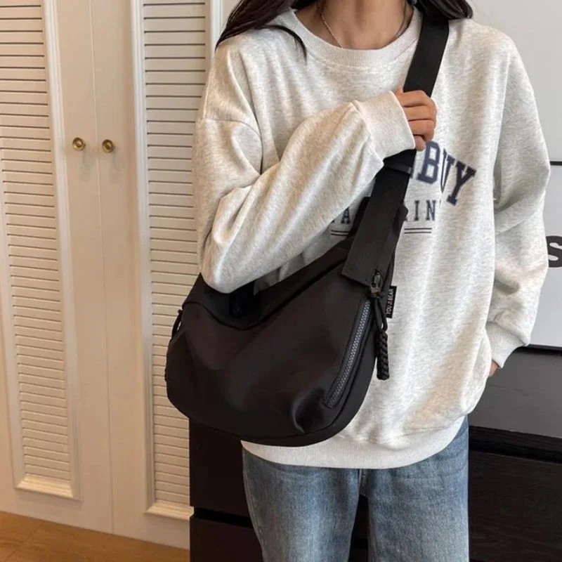 

New retro nylon tote bag, stylish large capacity shoulder bag, commuting crossbody bag