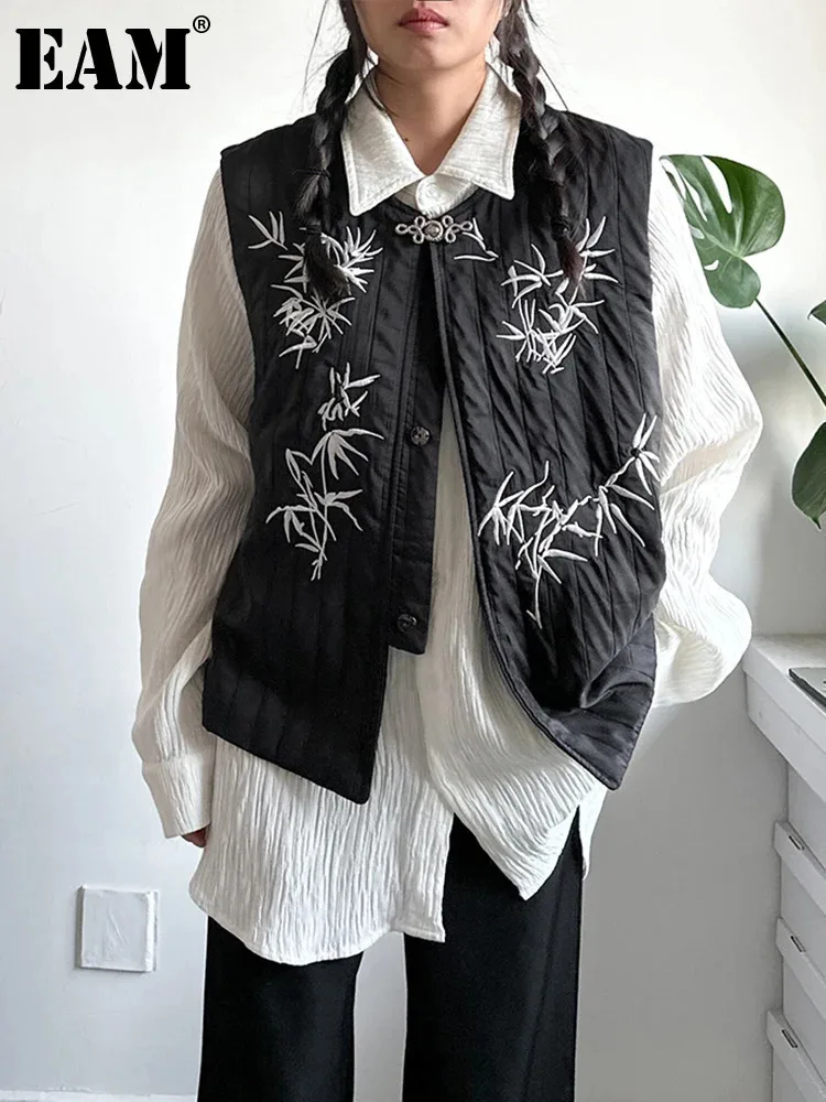 [EAM] Women Black Cotton-padded Warm Big Size Embroidery Vest New O-neck Sleeveless Fashion Tide Autumn Winter 2025 1DH4126