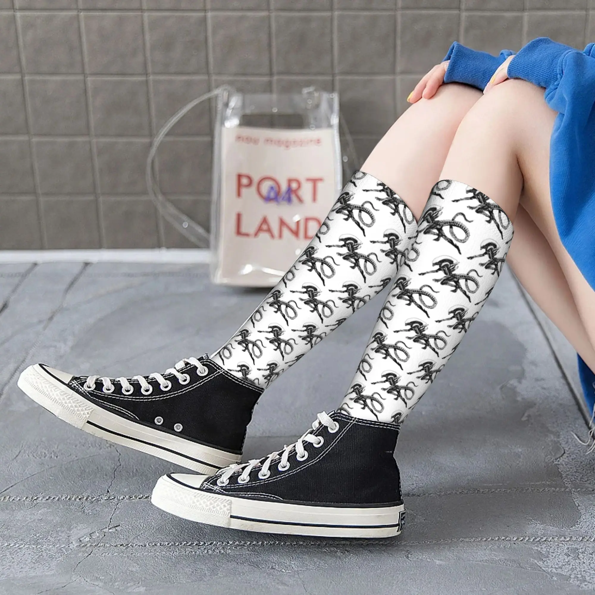 Medias de tripulación para todas las estaciones, calcetines de película alienígena de xenomorfo, moda Harajuku, calcetines largos de Hip Hop, accesorios para hombres y mujeres, Navidad