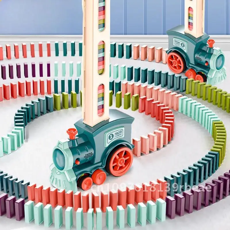 Domino quebra-cabeça crianças colocação automática e emissão de som elétrico e luz pequeno trem brinquedos dominó trem brinquedo presente do miúdo