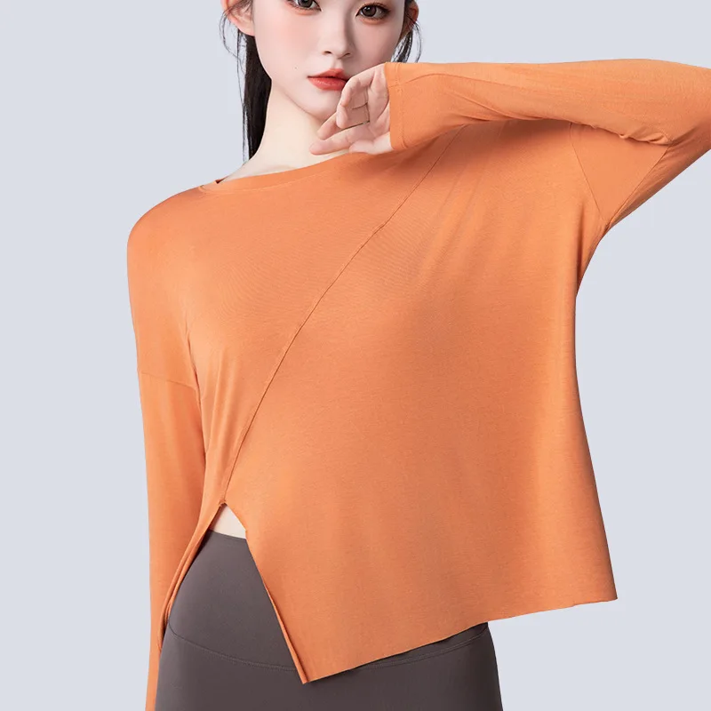 เสื้อโยคะผู้หญิงทรงหลวม ดูเพรียวบาง เหมาะสำหรับวิ่ง ออกกำลังกาย แห้งเร็ว ชายเสื้อผ่าข้าง แขนยาว เสื้อยืดบางเบาสำหรับโยคะ
