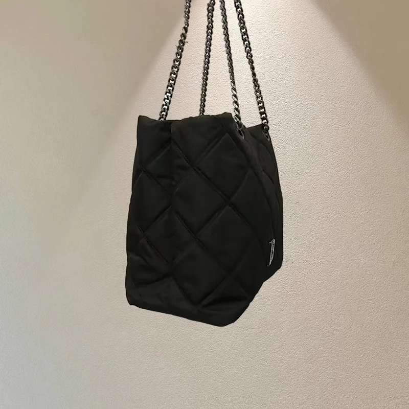 A Simple Black Iron Chain Casual Shoulder Bag in Spanish Style, A Women\'s High-capacity Handbag.