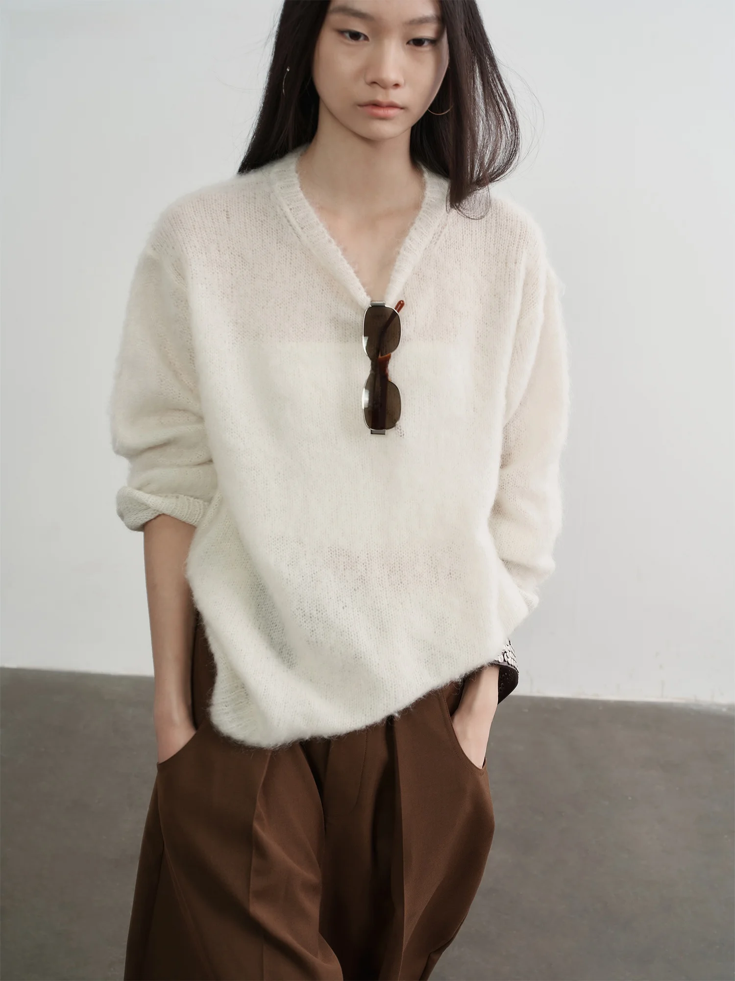 

Мягкий и комфортный вязаный свитер KUCO из смесовой шерсти и кашемира с круглым вырезом, нейтрального цвета, с длинными рукавами, стандартного кроя.