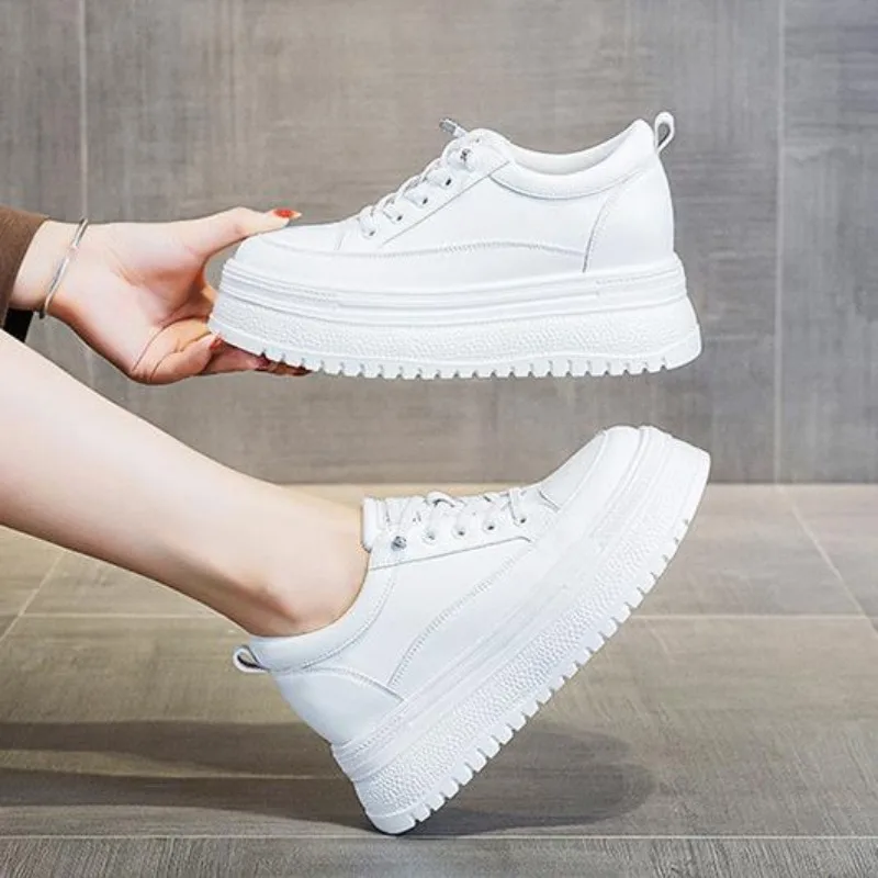 

Женская повседневная обувь из микрофибры 7 см, летняя обувь на платформе и танкетке со скрытым каблуком, модные белые кроссовки на массивной платформе