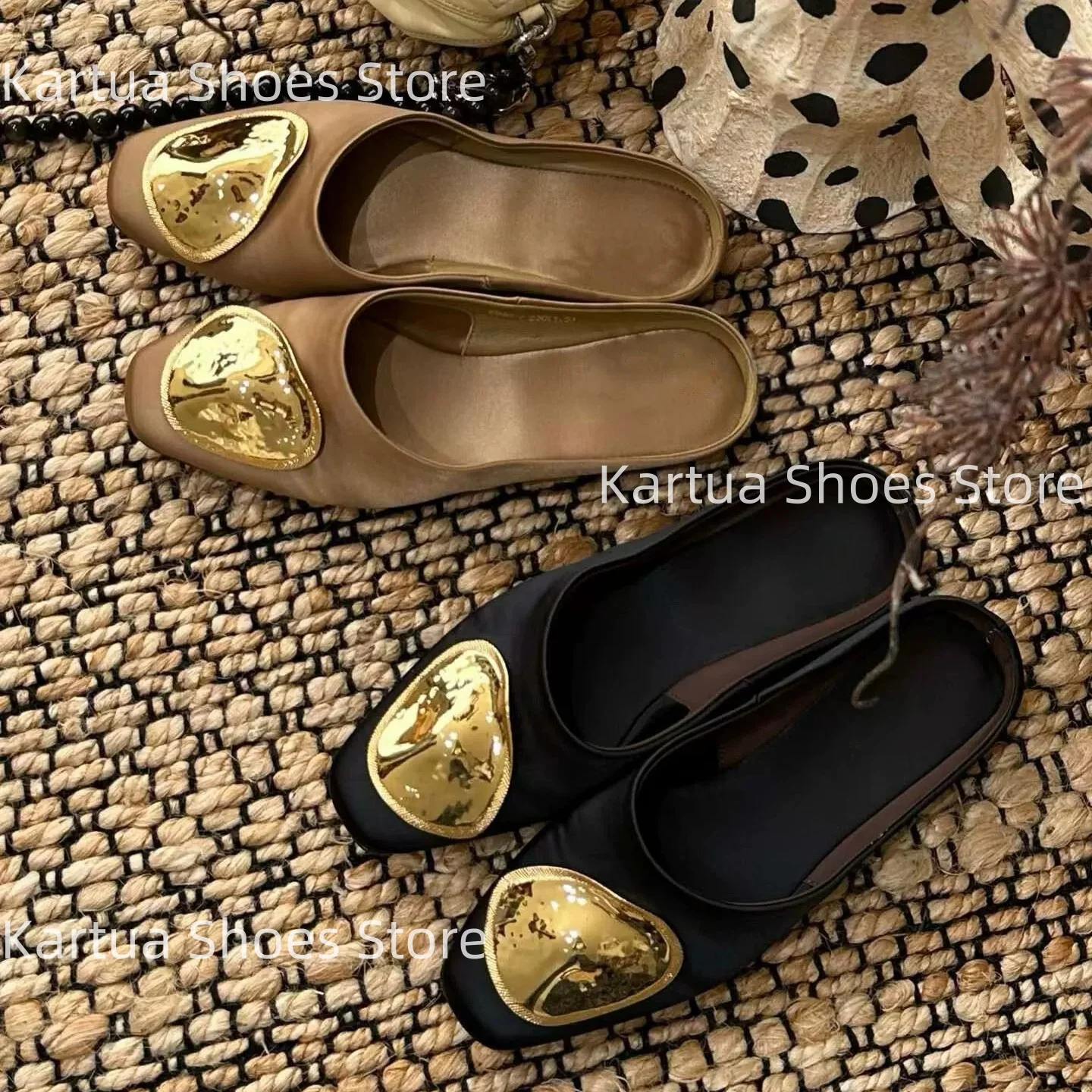 Sandalias de Mujer, Diseño Retro de Lujo, con Punta Cuadrada y Tacón Plano, de Cuero Color Bronceado con Detalles Metálicos Dorados, Estilo Mule, para Oficina
