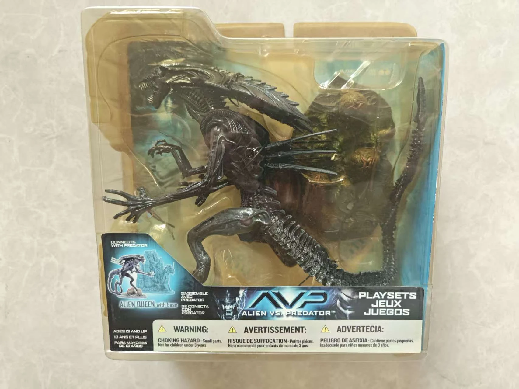 

Mc.Farlane ALIEN vs PREDATOR Action Figure Playset AVP Alien Queen With Base 2005 toys The box is slightly yellowed