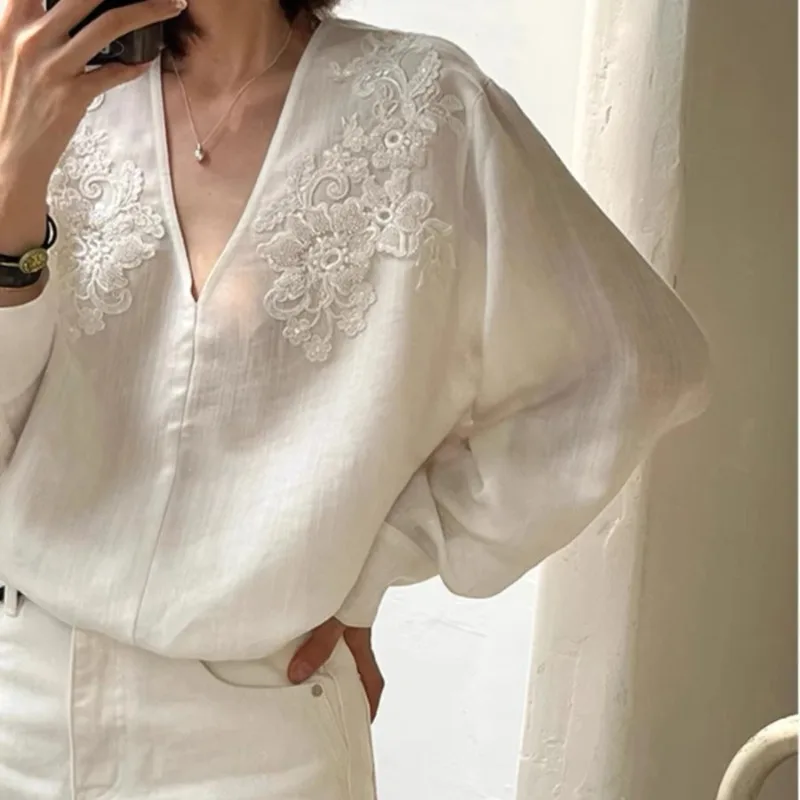 

Изысканная трехмерная льняная рубашка с длинными рукавами и v-образным вырезом, расшитая бисером