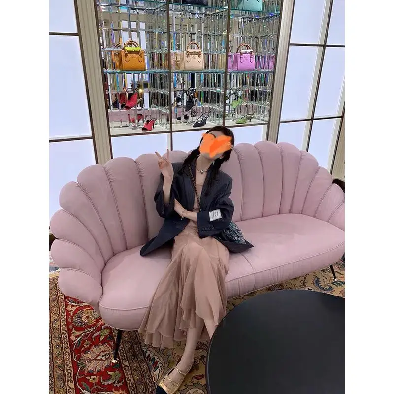 Realzz Romantic White Gown with Fi Tail Design And Strapl Neline in y Pink Color Ideal for Proposals And Vaions