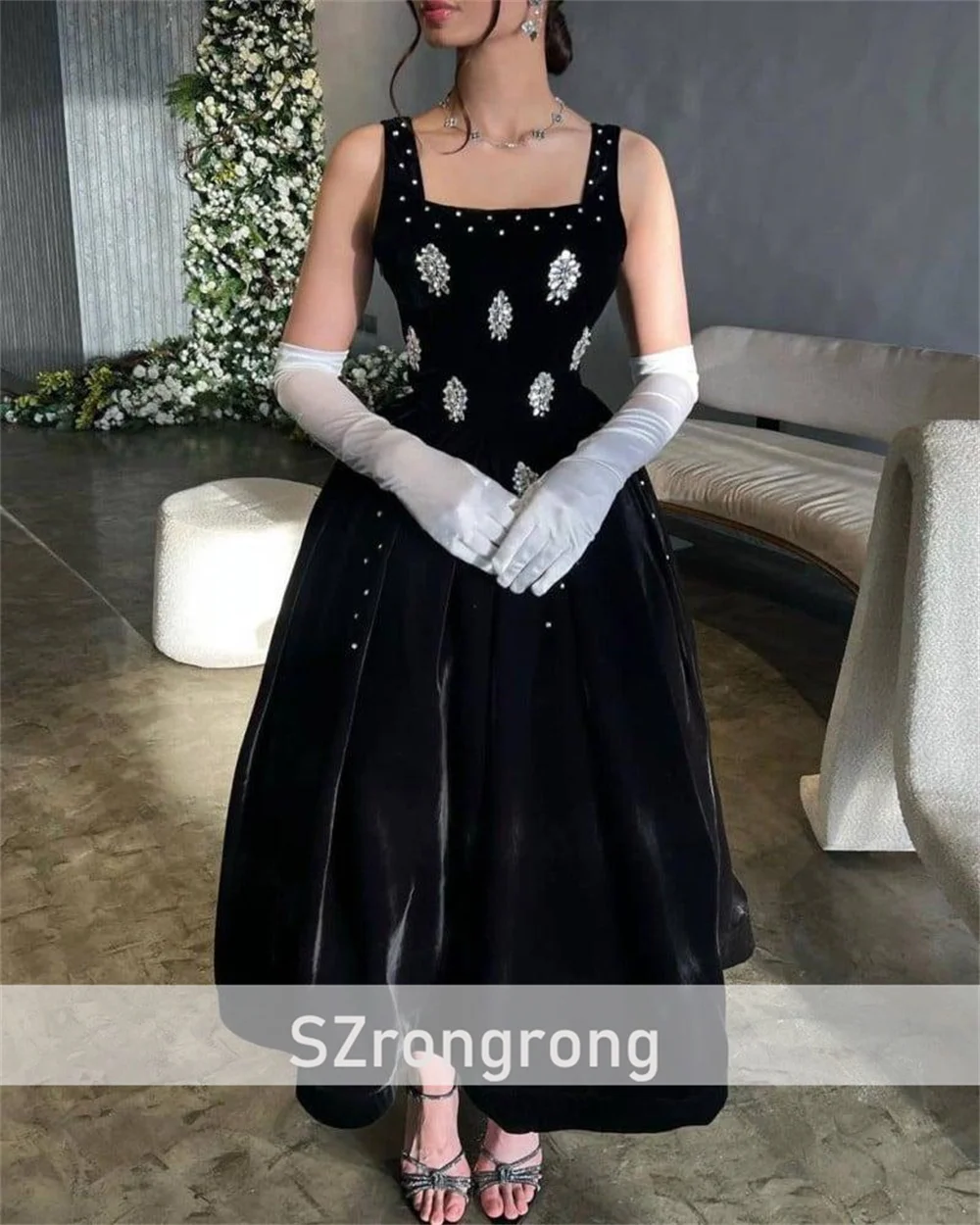 Elegantes, rückenfreies, saudi-arabisches Kleid mit quadratischem Kragen und Velet-A-Linie, knielanges Abschlussball-Partykleid mit Kristall. Maßgeschneidertes Vestido-Kasament