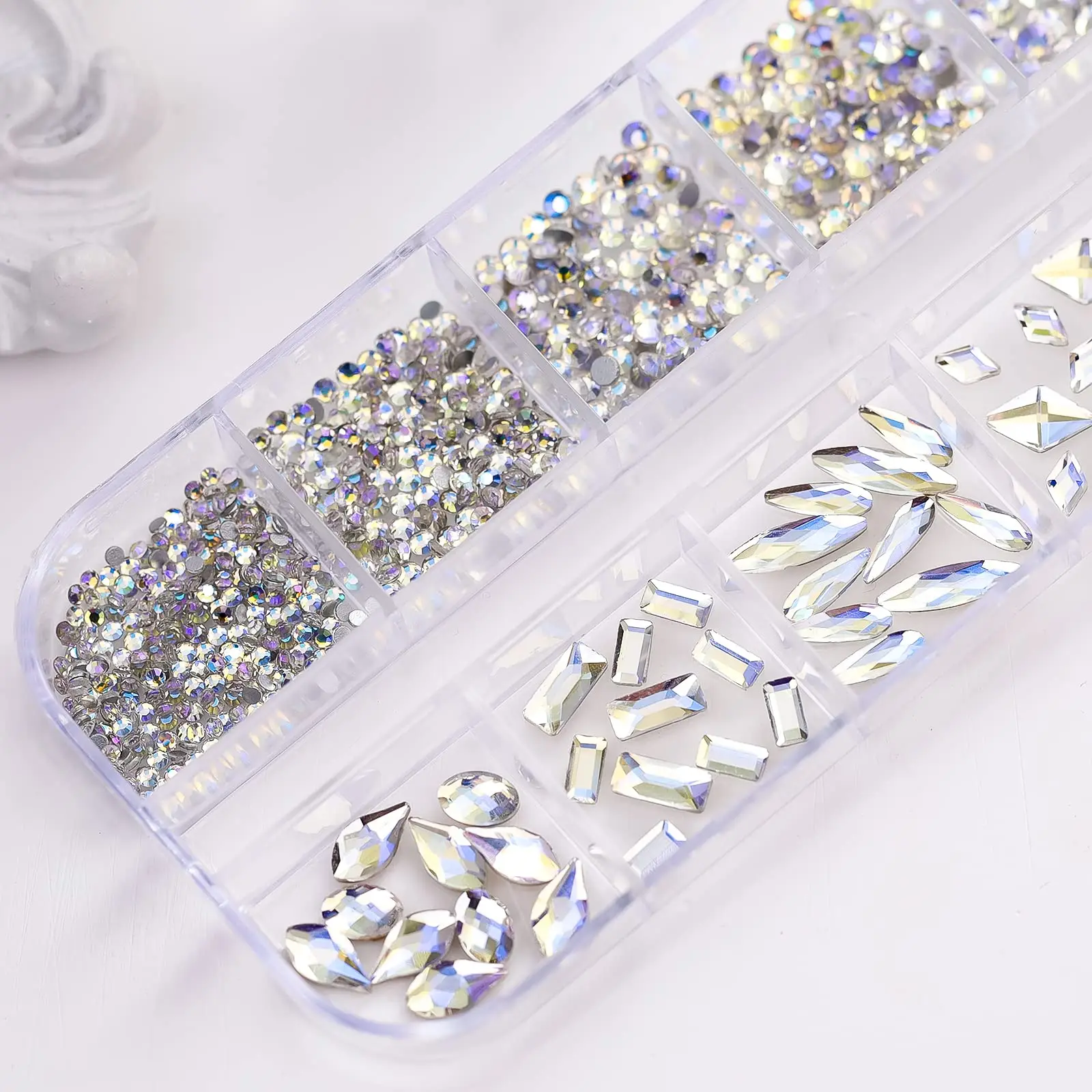 Una scatola di strass per nail art Strass al chiaro di luna, gemme di vetro 3D con retro piatto Crystal AB in più forme
