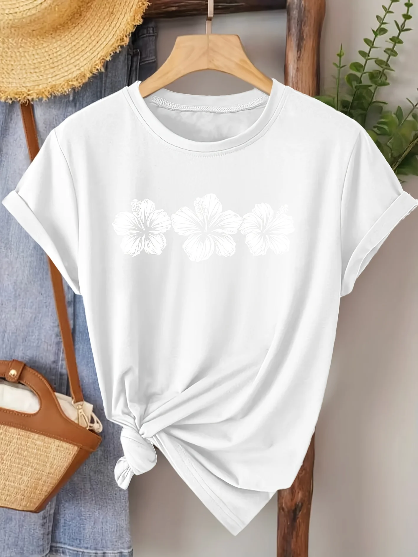 

Elegant Short Sleeved Top for Women Featuring A Hibiscus Flower Print Perfect for Commuting Casual Outings Urban Style T-Shirt