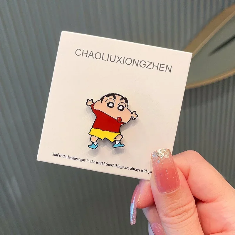 Broche periférico de Anime Crayon Shin chan, Pin de dibujos animados bonito para niños, insignia de Metal para hombres y mujeres, regalo de decoración para bolso