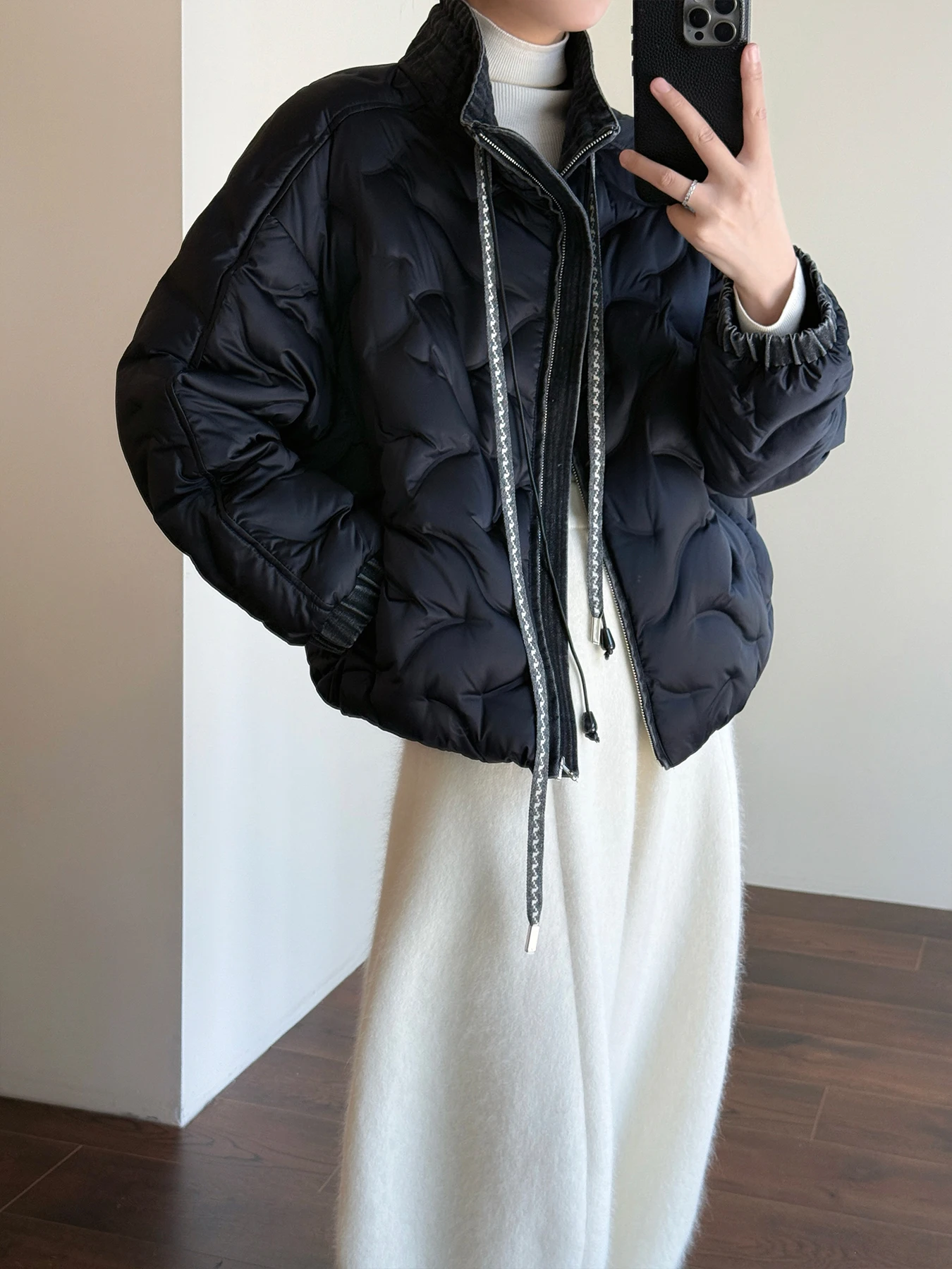 

Куртка Tasyavan90 White Du с пуховым наполнителем, стеганая, с волнообразным узором, джинсовыми вставками, имитация двухслойности, в бейсбольном стиле