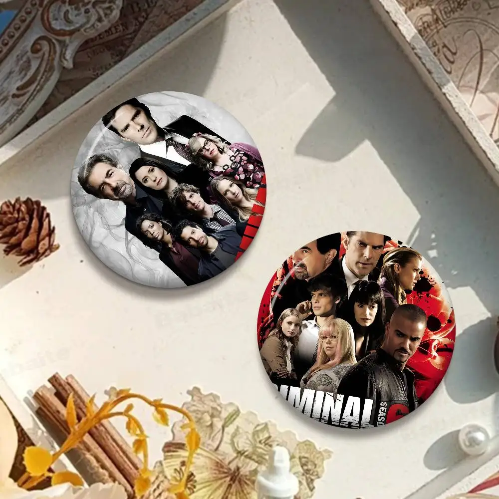 C-Criminal M-Minds TV دبابيس زر مستديرة شعار دبابيس الإبداعية على ظهره الملابس الديكور موضة الكرتون مجوهرات هدايا