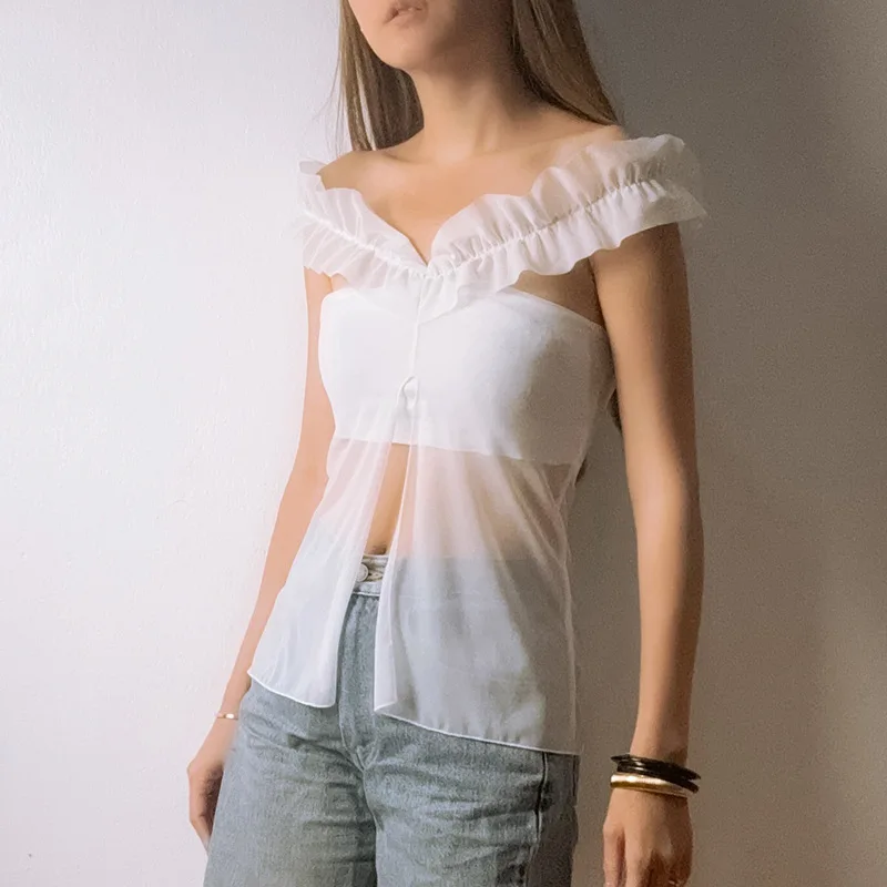 Haut blanc à volants avec détail de cravate, casquette brodée florale, gilet Sve, longueur ort, Faion pour femmes, saison printemps