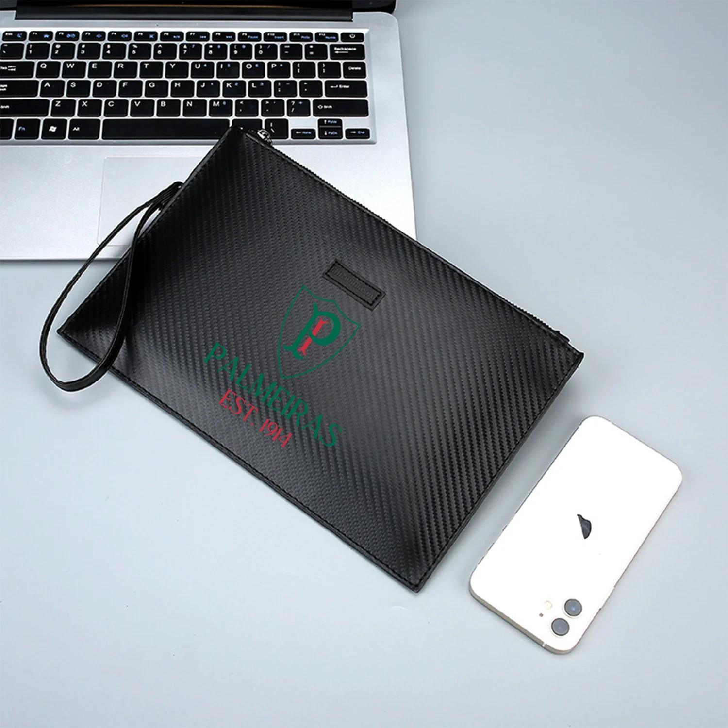 درع أخضر مع حرف أولي داخل حقيبة يد رجالية أنيقة مطبوعة من البولي يوريثان عصرية وعملية للحمل اليومي #2