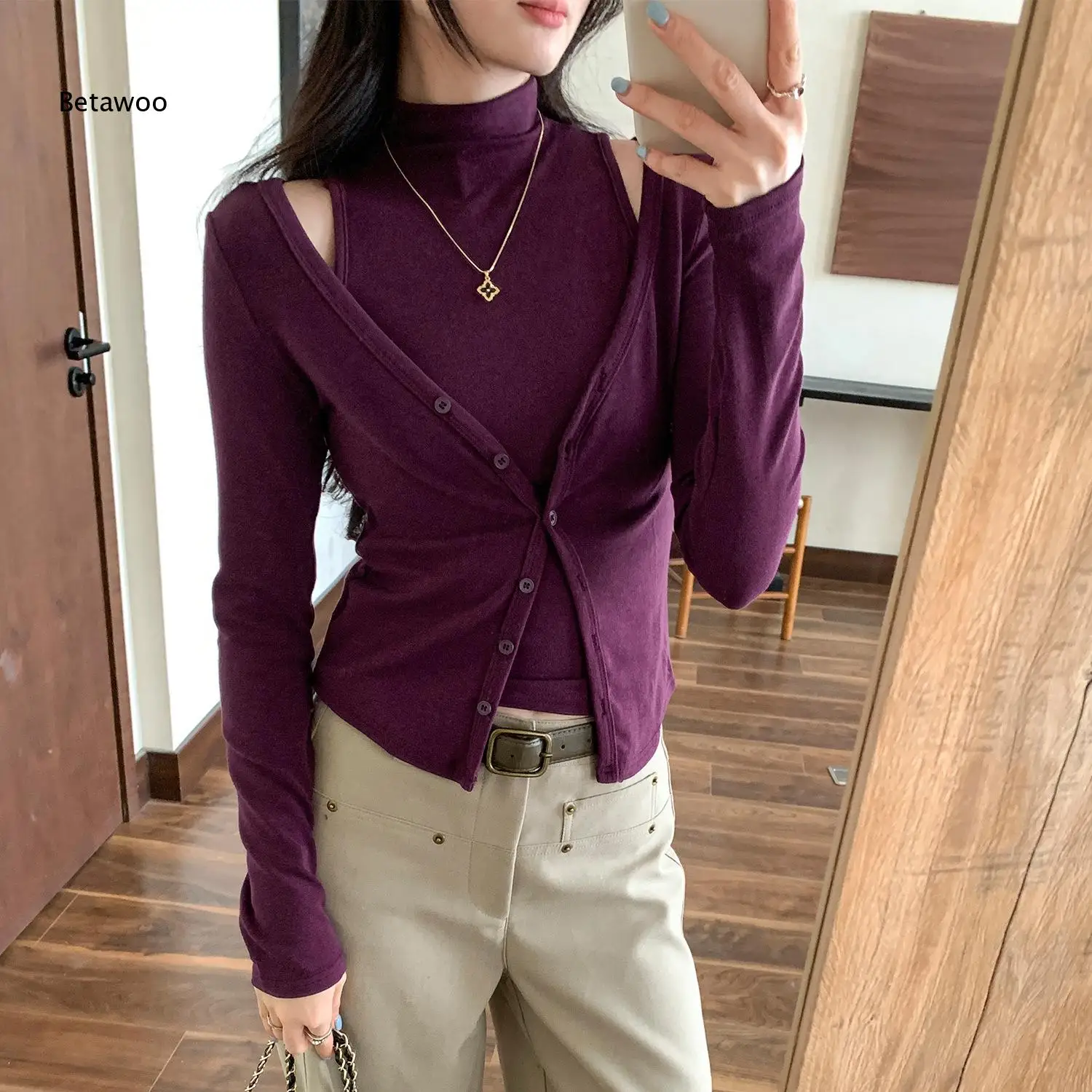 Immagine 5: Set Cardigan Grigio a Collo Alto con Maniche Lunghe e Bottoni e Top a Canotta