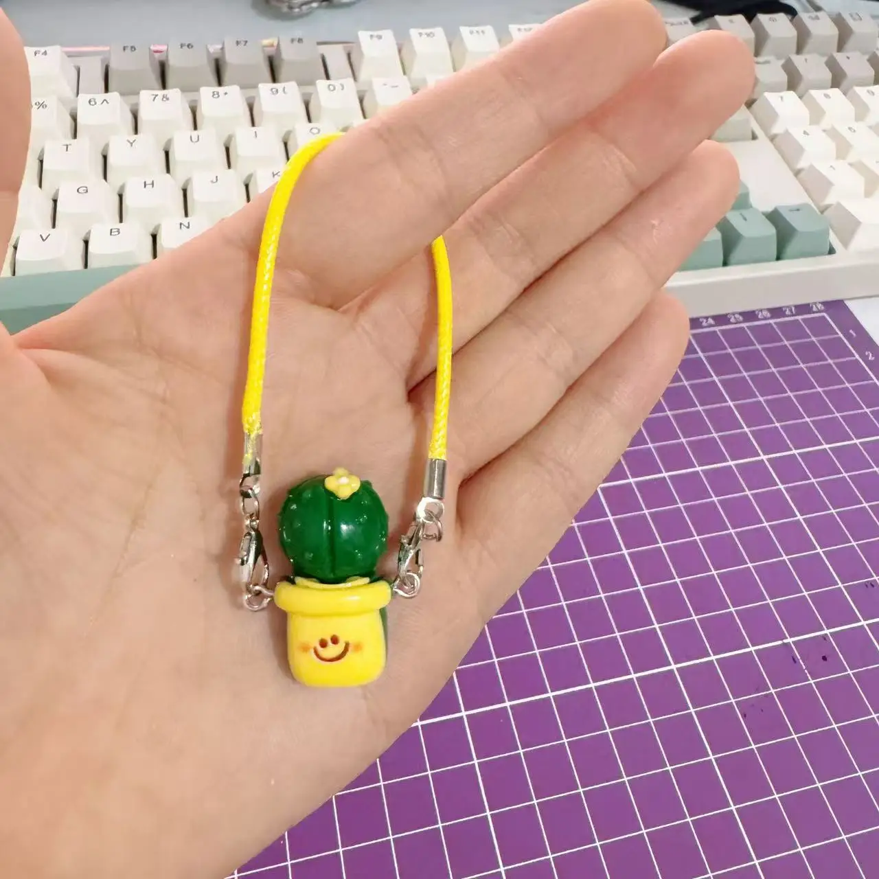 귀여운 만화 미니어처 물컵 펜던트 참 장식품 인형 목걸이 장식용 귀여운 미니 우유병 모델 플러시 인형 액세서리