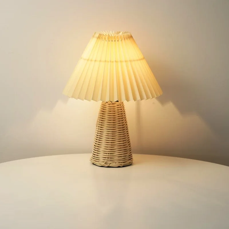 Lampada da tavolo per camera da letto a pieghe Vintage con luce notturna in Rattan creativo lampada da studio con paralume bianco Beige decorativo