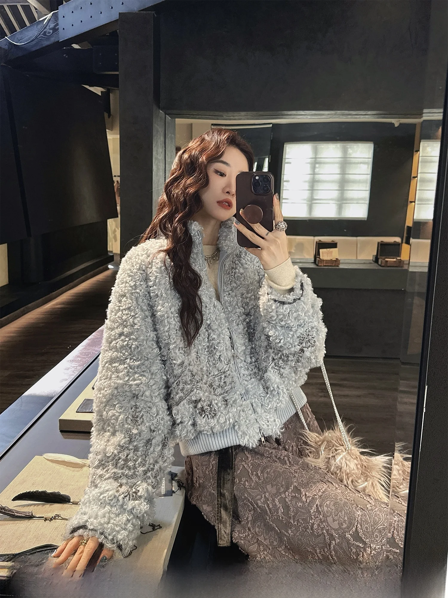 

Новая женская зимняя модная короткая куртка Sanji Bla Flower Evening Snow в китайском стиле с пайетками и мехом ягненка