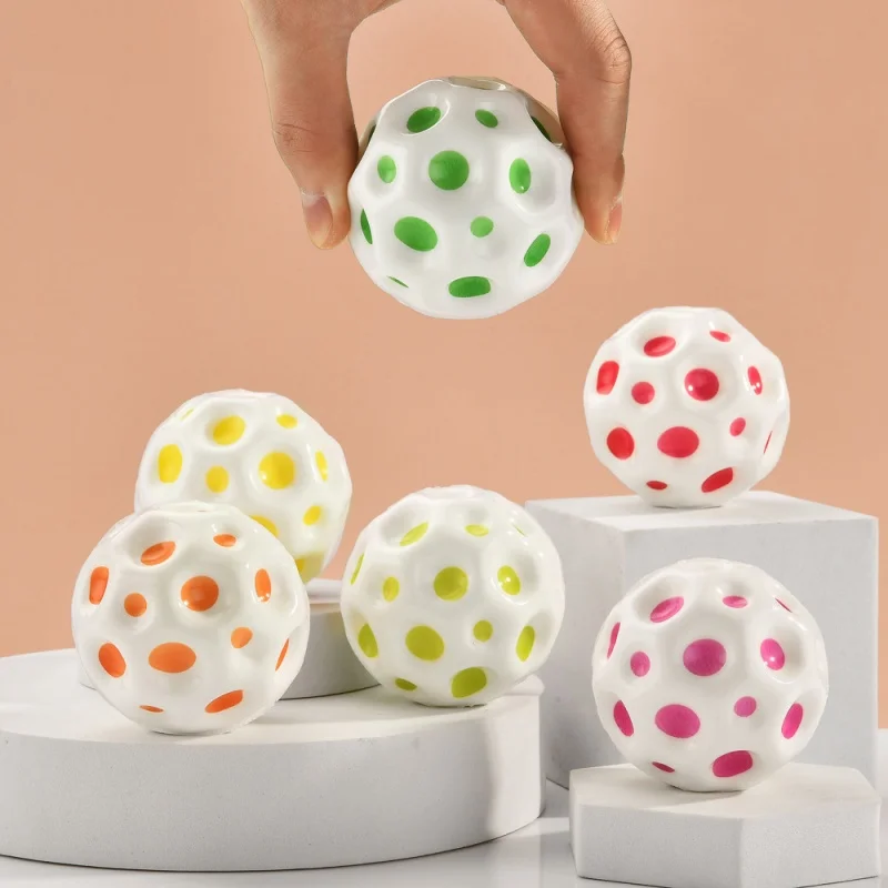 2 Stück Nützliche Lochbälle Weiche Anti-Schwerkraft-Gummibälle Extrem Hochspringende Bälle für Outdoor-Spiele Sport Anti-Stress-Ball