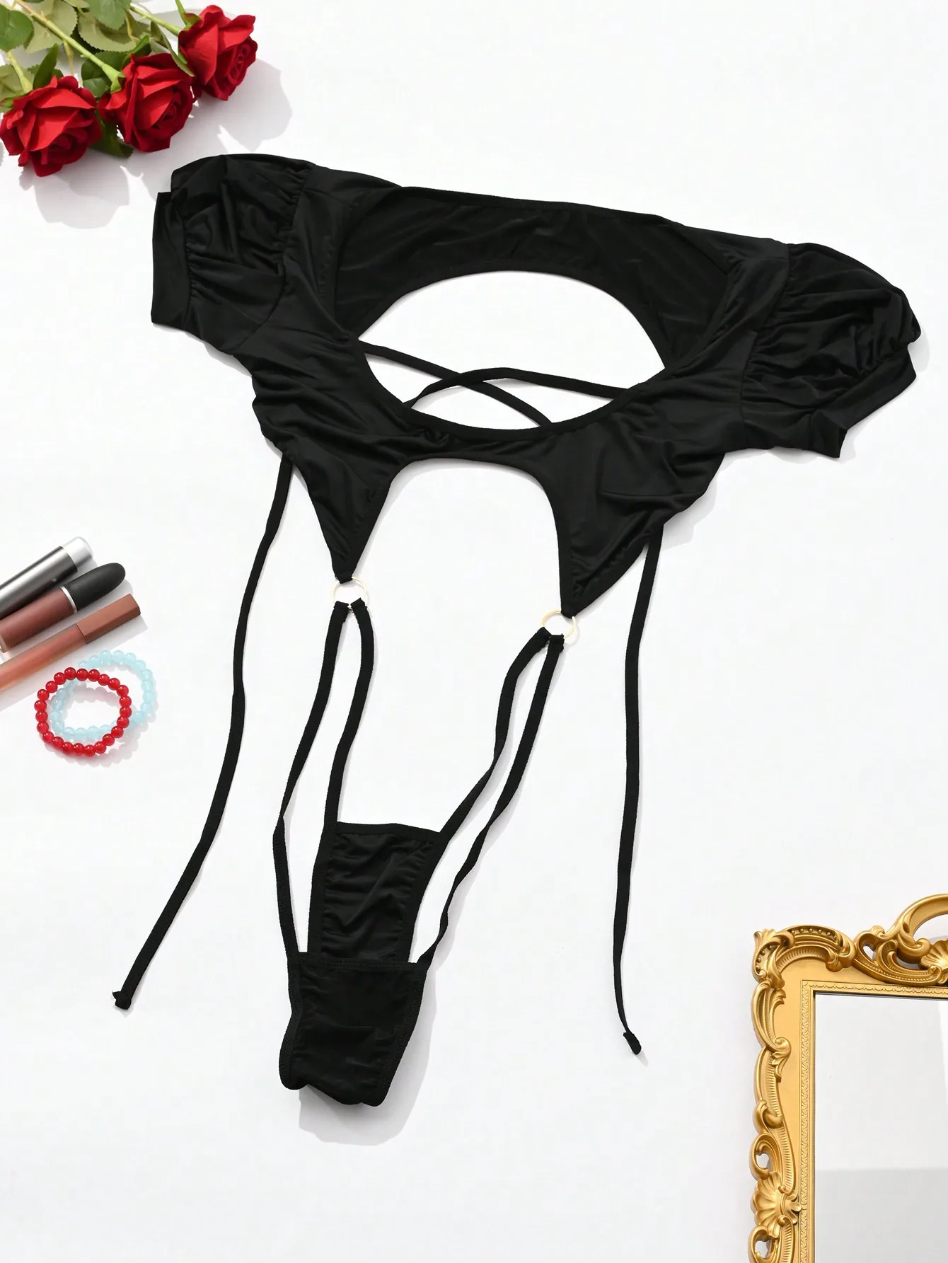 

Черное боди с вырезами и рюшами для женщин