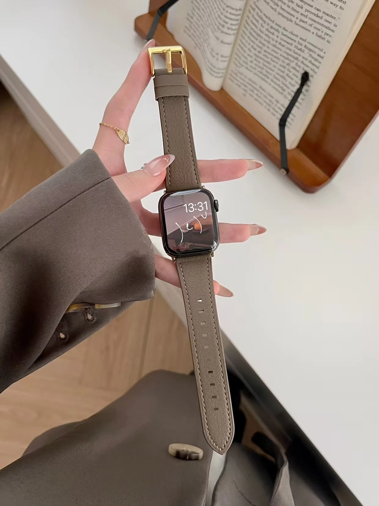 high quality leather loop For Apple Watch band women 10/9/8/7/6/5/4/3/2/1 SE 38mm 40mm 41mm 42mm 44mm 45mm 46mm 49mm Strap