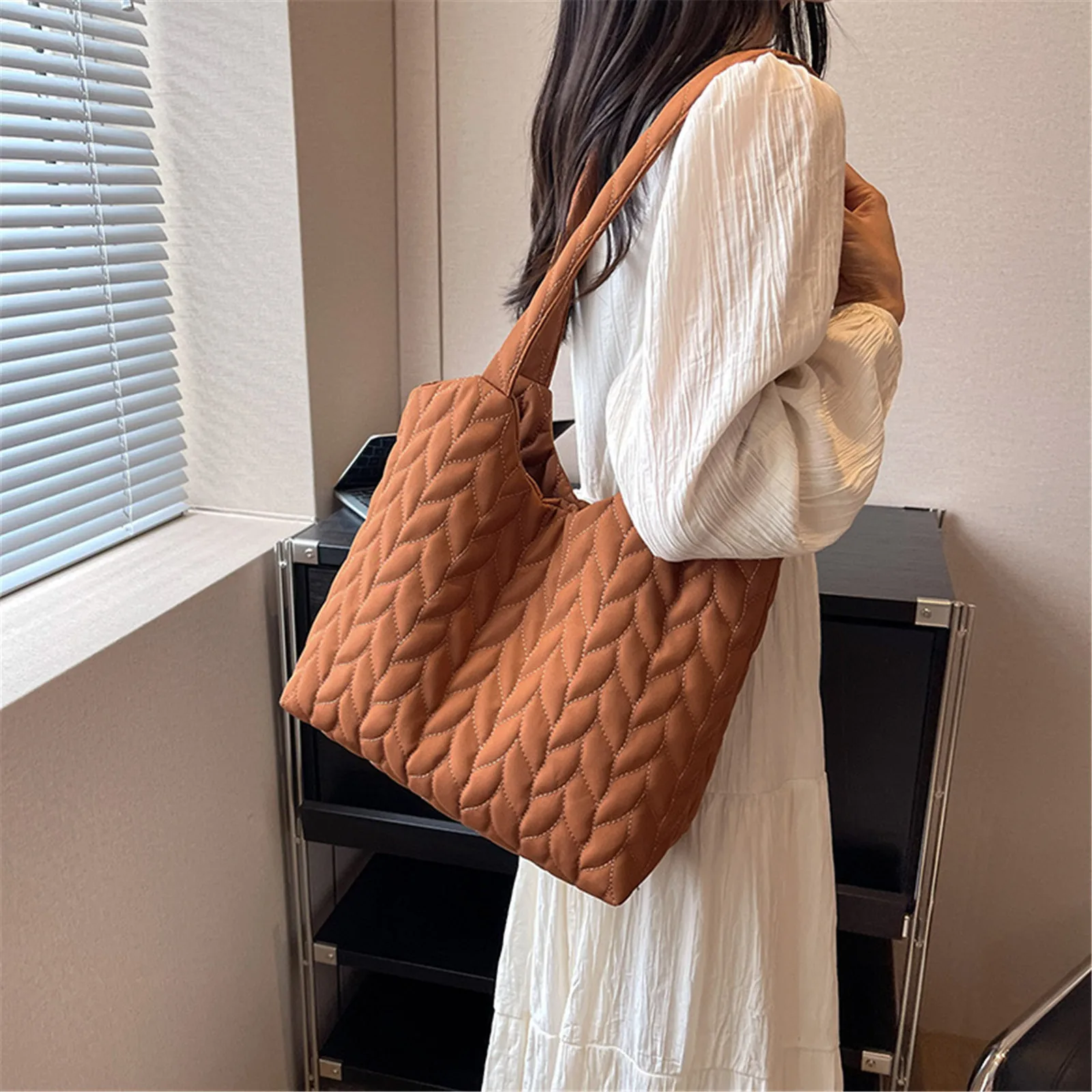 

Winter Quilted Underarm Bags Embroidery Thread Casual Shoulder Bag Large Capacity Commuter Bags Elegant Cotton-Padded Puffy Bag