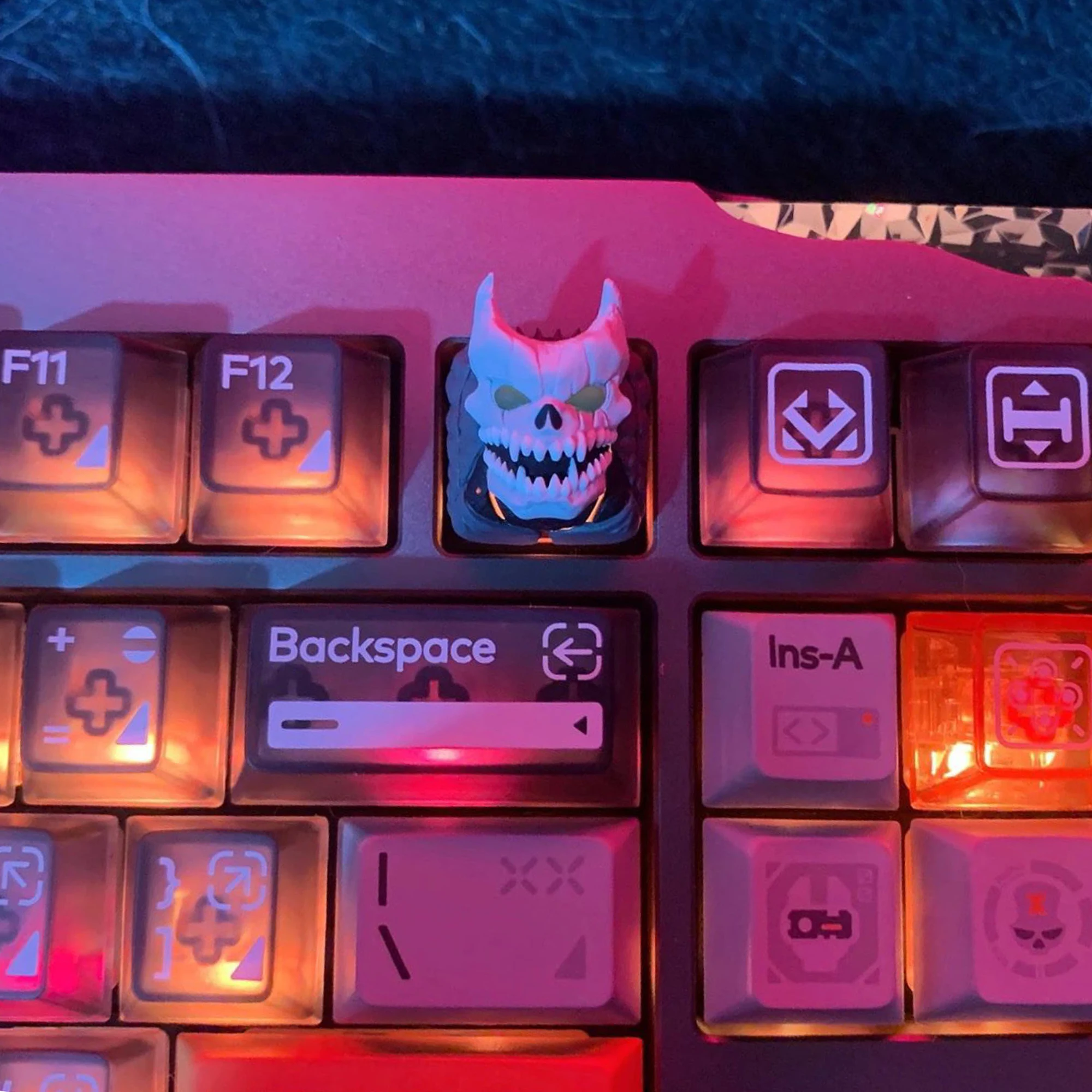 

Novelty Artisan Monster No. 8 Keycap Backlit Resin Personalization Mechanical Keycap for Mechanical Keyboard Cherry MX