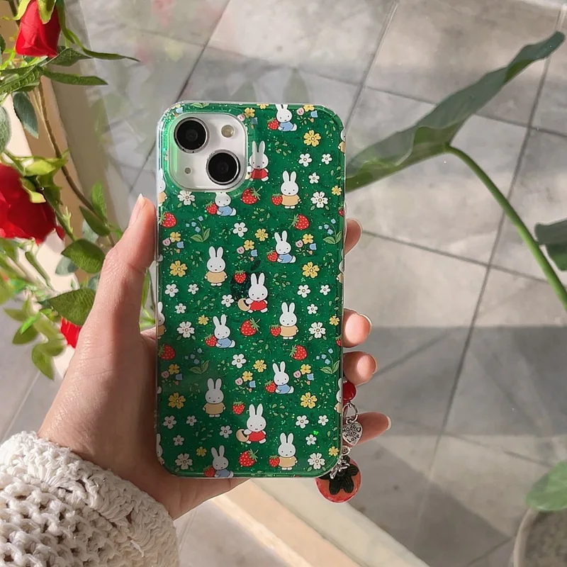Miffy เคสโทรศัพท์ Kawaii ดอกไม้สีเขียว Miffy กระต่ายการ์ตูนเคสโทรศัพท์เหมาะสําหรับ Iphone 16 Pro Max นําจี้สตรอเบอร์รี่