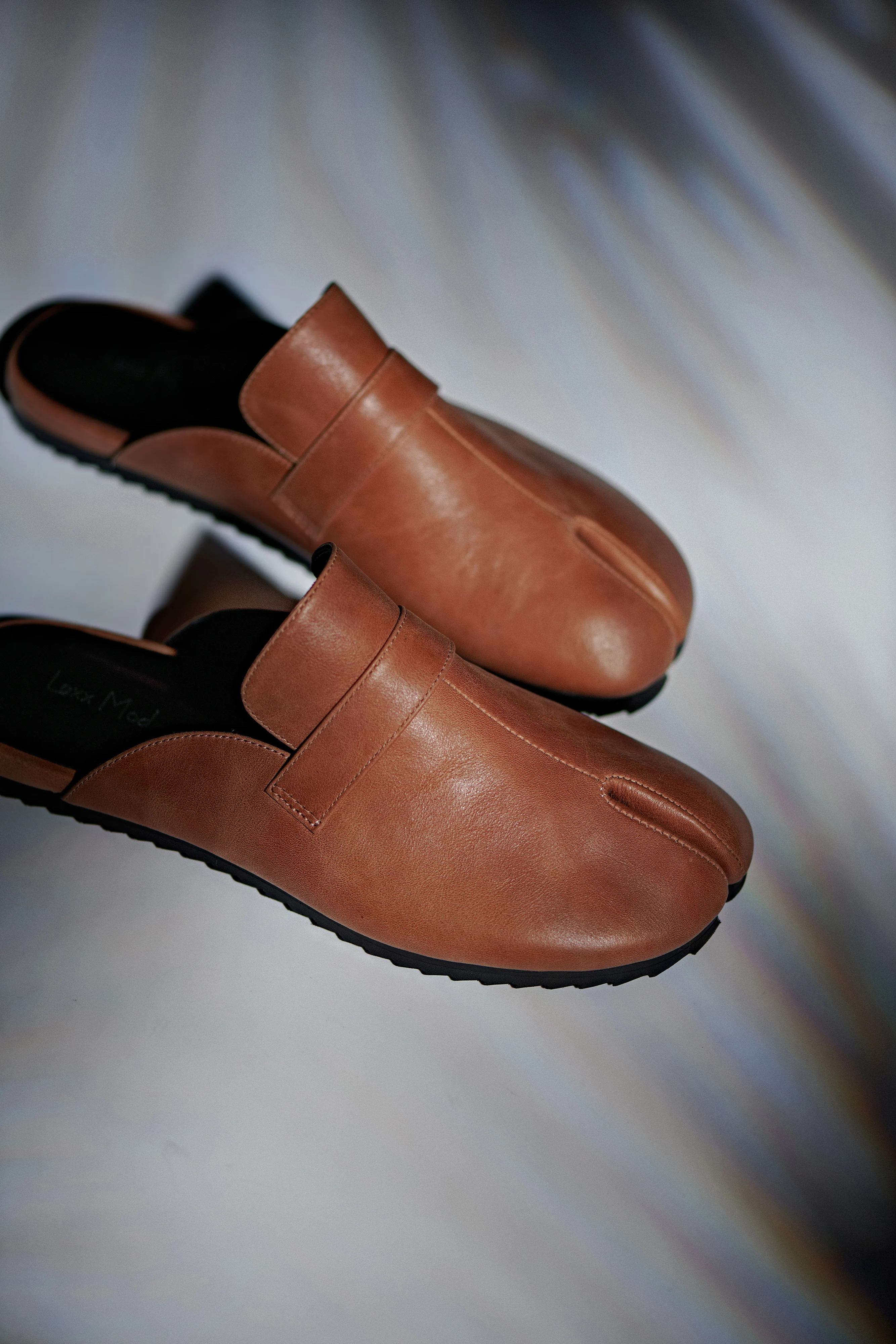 

Vintage Cowhide Split-Toe Loafers Handmade Genuine Leather Mules with Padded Platform & Wear-Resistant Sole